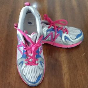 Tennis shoes